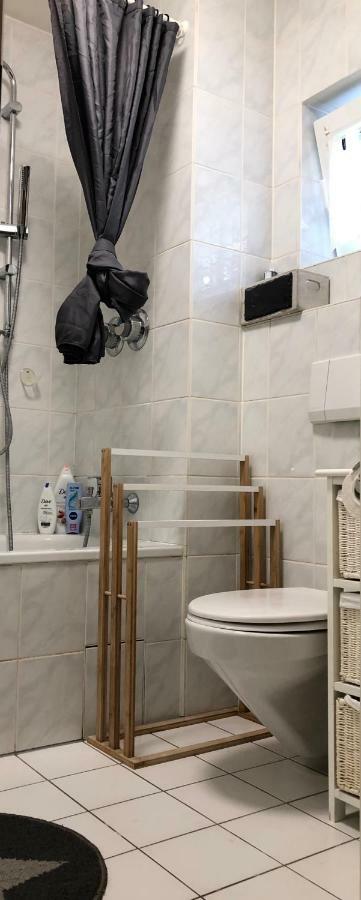 Parkplatz Und Balkon - Burberg'S Heimathafen In Wiesbaden Bagian luar foto